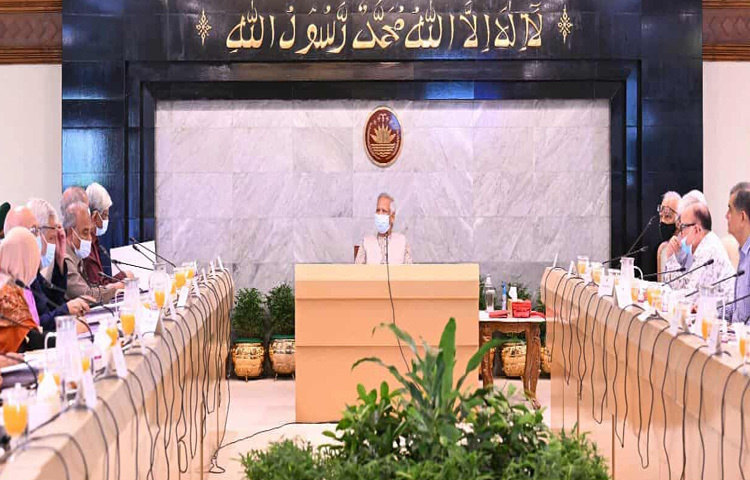 ঢাকায় তেজগাঁওয়ে তার কার্যালয়ে বাজেট আলোচনা ও উপদেষ্টা পরিষদের সভায় সভাপতিত্ব করেন প্রধান উপদেষ্টা প্রফেসর মুহাম্মদ ইউনূস। ছবি: পিআইডি