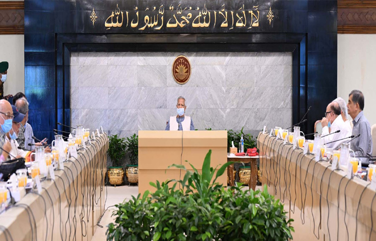 প্রধান উপদেষ্টা প্রফেসর মুহাম্মদ ইউনূস ঢাকায় তেজগাঁওয়ে তার কার্যালয়ে উপদেষ্টা পরিষদের সভায় সভাপতিত্ব করেন। ছবি: পিআইডি