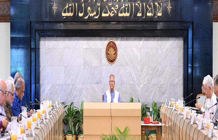 প্রধান উপদেষ্টা প্রফেসর মুহাম্মদ ইউনূস ঢাকায় তেজগাঁওয়ে তার কার্যালয়ে উপদেষ্টা পরিষদের সভায় সভাপতিত্ব করেন। ছবি: পিআইডি