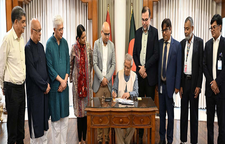 ঢাকায় রাষ্ট্রীয় অতিথি ভবন যমুনায় জুলাই গণ-অভ্যুত্থান দিবস উপলক্ষ্যে উদ্বোধনী খাম এবং জুলাই স্মারক ডাকটিকিট উন্মোচন করেন প্রধান উপদেষ্টা প্রফেসর মুহাম্মদ ইউনূস। ছবি: পিআইডি