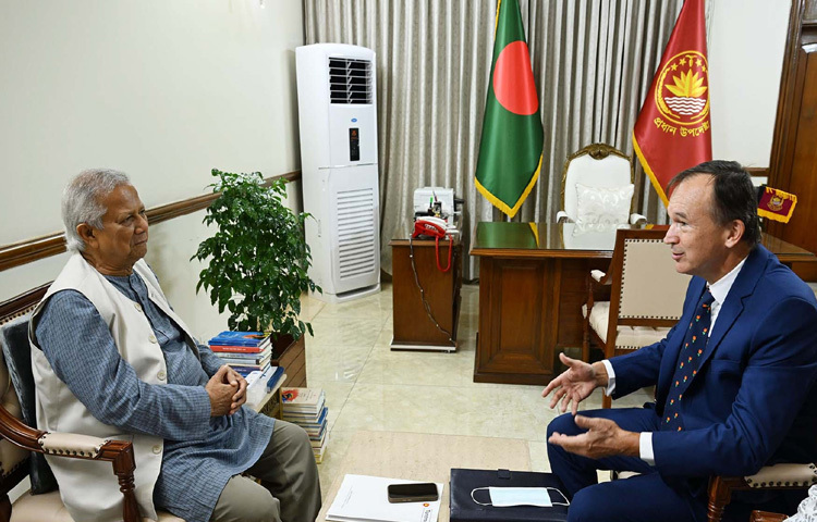 প্রধান উপদেষ্টা প্রফেসর মুহাম্মদ ইউনূসের সঙ্গে ঢাকায় রাষ্ট্রীয় অতিথি ভবন যমুনায় সাক্ষাৎ করেন বাংলাদেশে নেদারল্যান্ডসের বিদায়ি হেড অব মিশন আন্দ্রে কার্সটেনস। ছবি: পিআইডি