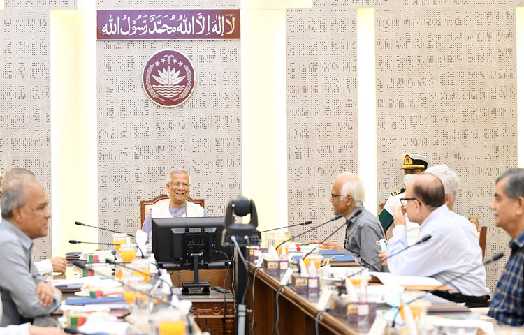 ঢাকায় সচিবালয়ে মন্ত্রিপরিষদ বিভাগে উপদেষ্টা পরিষদের বৈঠকে সভাপতিত্ব করেন প্রধান উপদেষ্টা প্রফেসর মুহাম্মদ ইউনূস। ছবি: পিআইডি