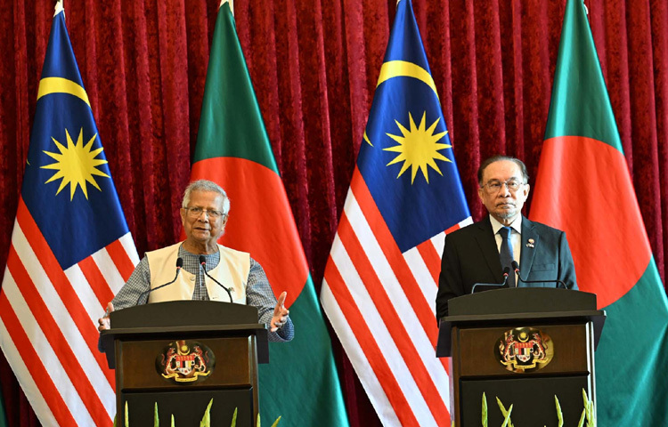 মালয়েশিয়ার পুত্রজায়ায় যৌথ প্রেস কনফারেন্সে বক্তৃতা করেন প্রধান উপদেষ্টা প্রফেসর মুহাম্মদ ইউনূস এবং মালয়েশিয়ার প্রধানমন্ত্রী আনোয়ার ইব্রাহিম। ছবি: পিআইডি