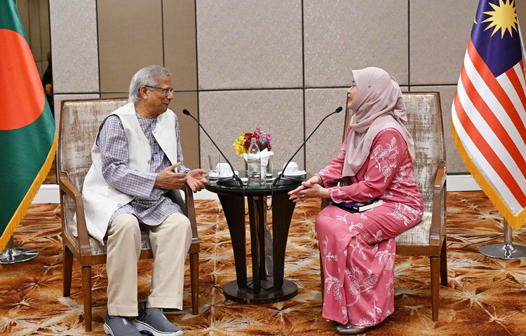 প্রধান উপদেষ্টা প্রফেসর মুহাম্মদ ইউনূসের সঙ্গে মালয়েশিয়ার কুয়ালালামপুরে তার হোটেল কক্ষে সাক্ষাৎ করেন মালয়েশিয়ার শিক্ষামন্ত্রী ফাদলিনা সাইডেক। ছবি: পিআইডি