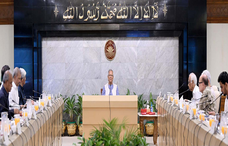 প্রধান উপদেষ্টা প্রফেসর মুহাম্মদ ইউনূস ঢাকায় তেজগাঁওয়ে তার কার্যালয়ে উপদেষ্টা পরিষদের সভায় সভাপতিত্ব করেন। ছবি: পিআইডি
