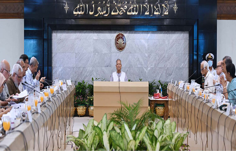 প্রধান উপদেষ্টা প্রফেসর মুহাম্মদ ইউনূস ঢাকায় তেজগাঁওয়ে তার কার্যালয়ে উপদেষ্টা পরিষদের সভায় সভাপতিত্ব করেন। ছবি: পিআইডি