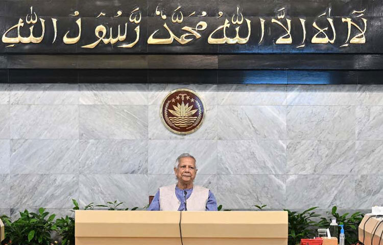 প্রধান উপদেষ্টা প্রফেসর মুহাম্মদ ইউনূস ঢাকায় তেজগাঁওয়ে তার কার্যালয়ে উপদেষ্টা পরিষদের সভায় সভাপতিত্ব করেন। ছবি: পিআইডি