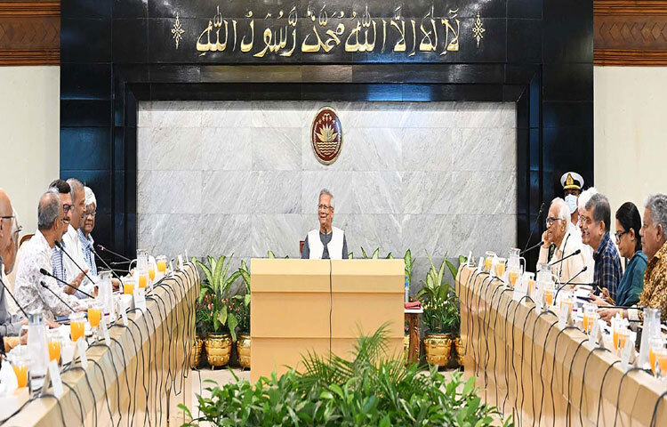 প্রধান উপদেষ্টা প্রফেসর মুহাম্মদ ইউনূস আজ ঢাকায় তেজগাঁওয়ে তার কার্যালয়ে উপদেষ্টা পরিষদের সভায় সভাপতিত্ব করেন। ছবি: পিআইডি