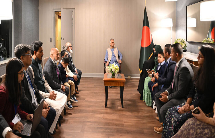 প্রধান উপদেষ্টা প্রফেসর মুহাম্মদ ইউনূসের সঙ্গে নিউইয়র্কের একটি হোটেলে বন্ধুকধারীর হামলায় নিহত বাংলাদেশি বংশোদ্ভূত মার্কিন পুলিশ সদস্য দিদারুল ইসলামের পরিবারের সদস্যরা সাক্ষাৎ করেন। ছবি: পিআইডি
