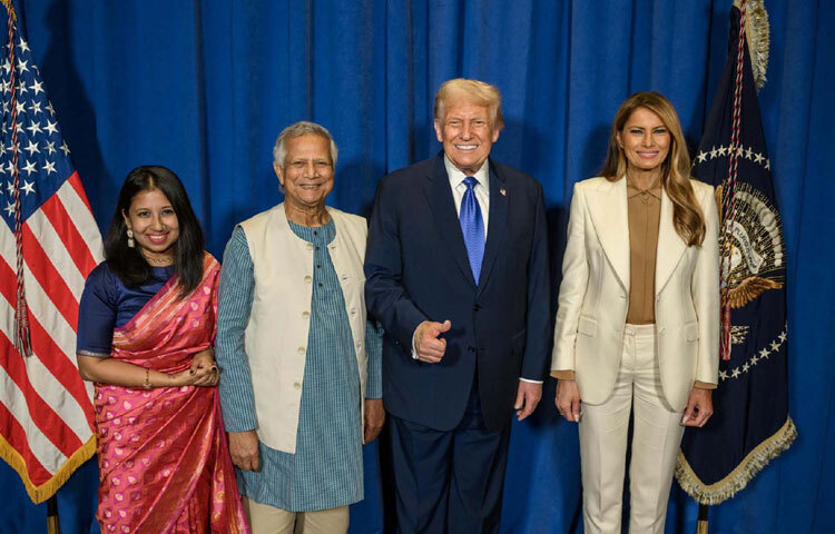 নিউইয়র্কে মার্কিন প্রেসিডেন্ট আয়োজিত এক সংবর্ধনা অনুষ্ঠানে ফটোসেশনে অংশ নেন প্রধান উপদেষ্টা প্রফেসর মুহাম্মদ ইউনূস ও তার মেয়ে দীনা ইউনূস এবং যুক্তরাষ্ট্রের প্রেসিডেন্ট ডোনাল্ড ট্রাম্প ও ফার্স্ট লেডি মেলানিয়া ট্রাম্প। ছবি: পিআইডি