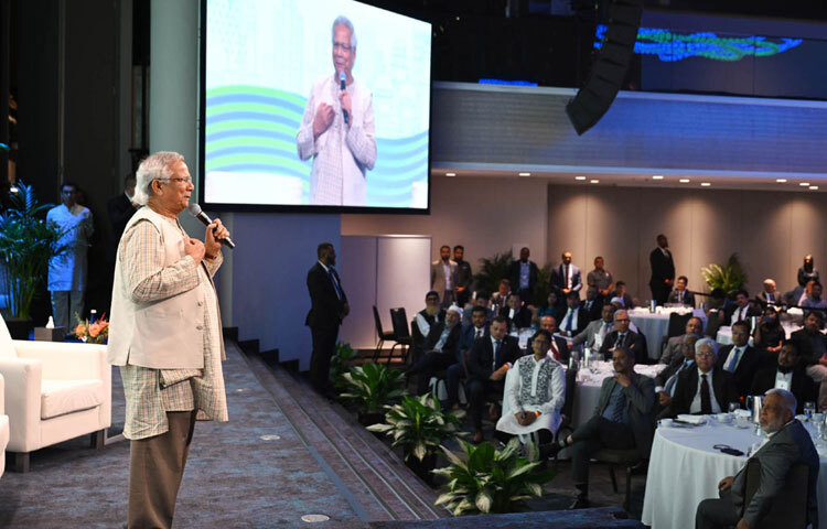 নিউইয়র্কে প্রবাসী বাংলাদেশিদের অংশগ্রহণে বাংলাদেশের পররাষ্ট্র মন্ত্রণালয় ও বিডা আয়োজিত ‘এন আর বি কানেক্ট ডে: এমপাওয়ারিং গ্লোবাল বাংলাদেশিস’ শীর্ষক অনুষ্ঠানে মূল প্রবন্ধ উপস্থাপন করেন প্রধান উপদেষ্টা প্রফেসর মুহাম্মদ ইউনূস। ছবি: পিআইডি