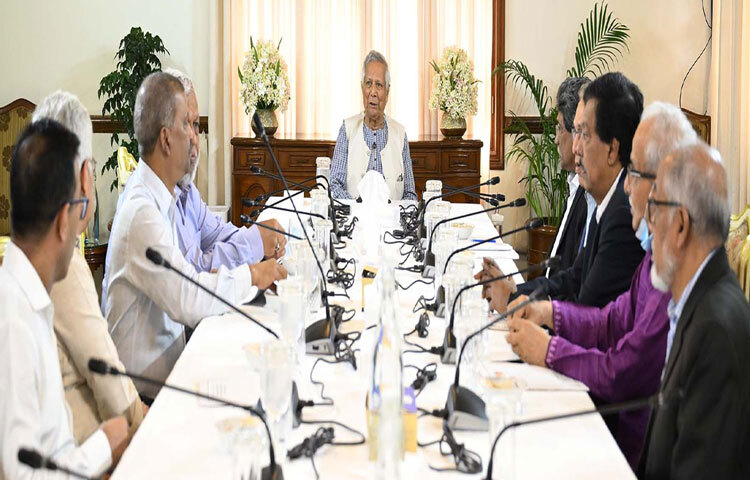 প্রধান উপদেষ্টা ও জাতীয় ঐকমত্য কমিশনের সভাপতি প্রফেসর মুহাম্মদ ইউনূসের নেতৃত্বে ঢাকায় রাষ্ট্রীয় অতিথি ভবন যমুনায় কমিশনের সদস্যদের বৈঠক অনুষ্ঠিত হয়। ছবি: পিআইডি