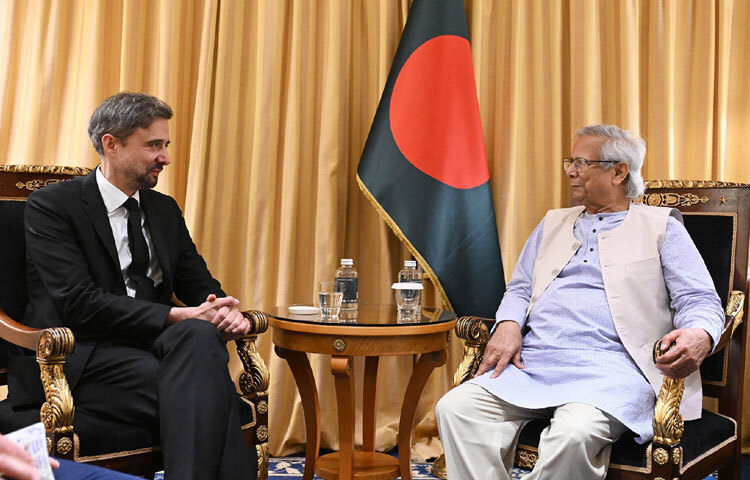 প্রধান উপদেষ্টা প্রফেসর মুহাম্মদ ইউনূসের সঙ্গে ইতালির রোমে সাক্ষাৎ করেন একটি হোটেলে ইন্টারন্যাশনাল ফান্ড ফর এগ্রিকালচার ডেভেলপমেন্ট এর প্রেসিডেন্ট আলভারো লারিও। ছবি: পিআইডি