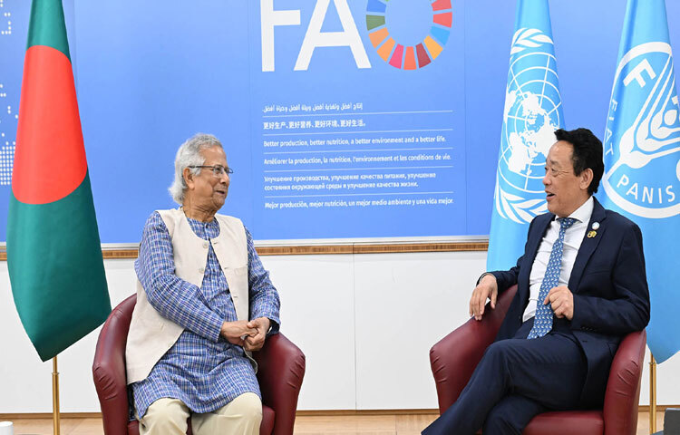 প্রধান উপদেষ্টা প্রফেসর মুহাম্মদ ইউনূসের সঙ্গে ইতালির রোমে সাক্ষাৎ করেন জাতিসংঘের খাদ্য ও কৃষি সংস্থার সদর দপ্তরে সংস্থাটির মহাপরিচালক কু ডংইউ। ছবি: পিআইডি