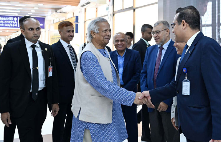 প্রধান উপদেষ্টা প্রফেসর মুহাম্মদ ইউনূস ইতালির রোমে দুইদিনের সফর শেষে ঢাকায় হযরত শাহজালাল আন্তর্জাতিক বিমানবন্দরে পৌঁছালে তাকে স্বাগত জানানো হয়। ছবি: পিআইডি