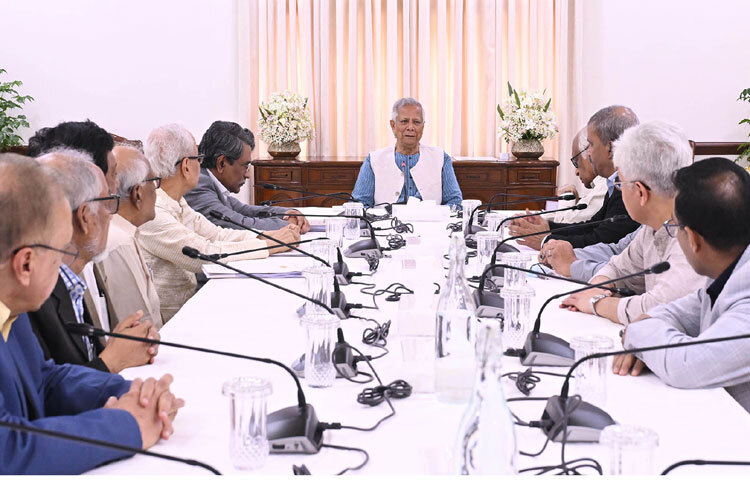 ঢাকায় রাষ্ট্রীয় অতিথি ভবন যমুনায় জাতীয় ঐকমত্য কমিশনের জুলাই জাতীয় সনদ বাস্তবায়নের উপায় সম্পর্কিত সুপারিশ হস্তান্তর অনুষ্ঠানে বক্তৃতা করেন প্রধান উপদেষ্টা প্রফেসর মুহাম্মদ ইউনূস। ছবি: পিআইডি