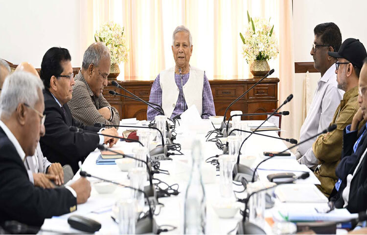 ঢাকায় রাষ্ট্রীয় অতিথি ভবন যমুনায় নির্বাচনি প্রস্তুতি সংক্রান্ত উচ্চ-পর্যায়ের সভায় সভাপতিত্ব করেন প্রধান উপদেষ্টা প্রফেসর মুহাম্মদ ইউনূস। ছবি: পিআইডি