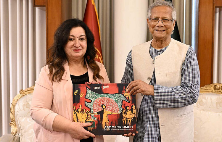 ঢাকায় রাষ্ট্রীয় অতিথি ভবন যমুনায় সিনেটর সালমা আতাউল্লাহজানকে জুলাই গণ-অভ্যুত্থানের পরে বাংলাদেশি শিক্ষার্থীদের আঁকা দেয়াল চিত্রের ওপর প্রকাশিত ‘আর্ট অফ ট্রায়াম্ফ’ বইটি উপহার দেন প্রধান উপদেষ্টা প্রফেসর মুহাম্মদ ইউনূস। ছবি: পিআইডি