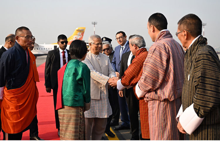 প্রধান উপদেষ্টা প্রফেসর মুহাম্মদ ইউনূস ঢাকায় হযরত শাহজালাল আন্তর্জাতিক বিমানবন্দরে ভুটানের প্রধানমন্ত্রী শেরিং তোবগে এর উপস্থিতিতে আগত ভুটানের প্রতিনিধিদের সঙ্গে কুশল বিনিময় করেন। ছবি: পিআইডি