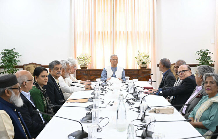 ঢাকায় রাষ্ট্রীয় অতিথি ভবন যমুনায় উপদেষ্টা পরিষদের বিশেষ সভায় সভাপতিত্ব করেন প্রধান উপদেষ্টা প্রফেসর মুহাম্মদ ইউনুস। ছবি: পিআইডি