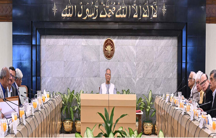 প্রধান উপদেষ্টা প্রফেসর মুহাম্মদ ইউনূস ঢাকায় তেজগাঁওয়ে তার কার্যালয়ে উপদেষ্টা পরিষদের সভায় সভাপতিত্ব করেন। ছবি: পিআইডি
