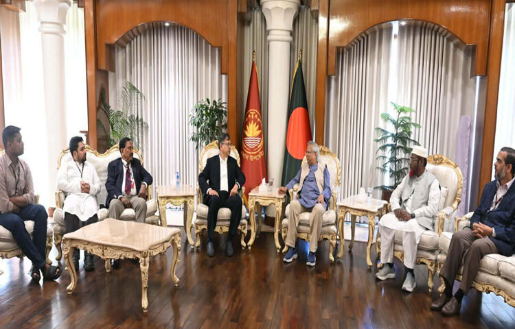 রাষ্ট্রীয় অতিথি ভবন যমুনায় প্রধান উপদেষ্টা অধ্যাপক মুহাম্মদ ইউনূসের নেতৃত্বে অনুষ্ঠিত এক বৈঠকে অংশ নিয়েছেন বাংলাদেশ জাতীয়তাবাদী দল-বিএনপি, বাংলাদেশ জামায়াতে ইসলামী ও জাতীয় নাগরিক পার্টি-এনসিপির নেতারা। ছবি: সিএ প্রেস উইং