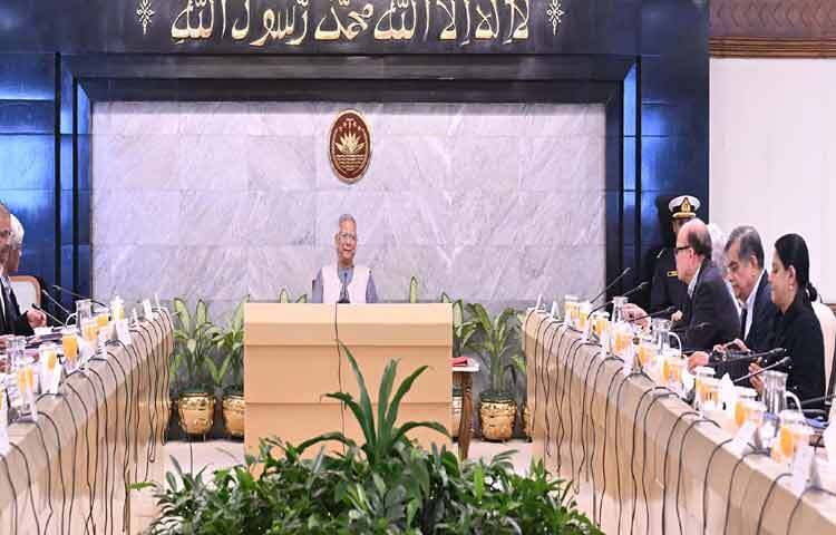 প্রধান উপদেষ্টা প্রফেসর মুহাম্মদ ইউনূস ঢাকায় তেজগাঁওয়ে তার কার্যালয়ে উপদেষ্টা পরিষদের সভায় সভাপতিত্ব করেন। ছবি: পিআইডি