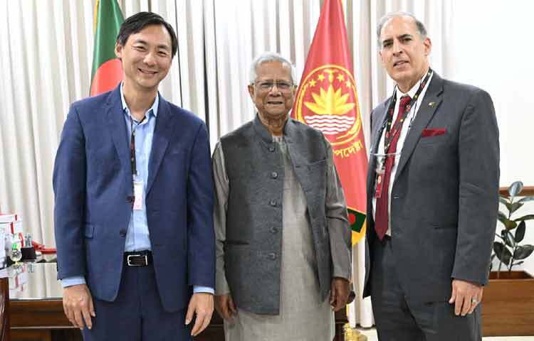 প্রধান উপদেষ্টা প্রফেসর মুহাম্মদ ইউনূসের সঙ্গে ঢাকায় রাষ্ট্রীয় অতিথি ভবন যমুনায় ডোনাল্ড ট্রাম্প প্রশাসনে দায়িত্ব পালনকারী যুক্তরাষ্ট্রের সাবেক ভারপ্রাপ্ত আন্ডার সেক্রেটারি অব স্টেট আলবার্ট গোম্বিস এবং সাবেক অ্যাম্বাসেডর অ্যাট-লার্জ মর্স ট্যান সাক্ষাৎ শেষে ফটোসেশনে অংশ নেন। ছবি: পিআইডি