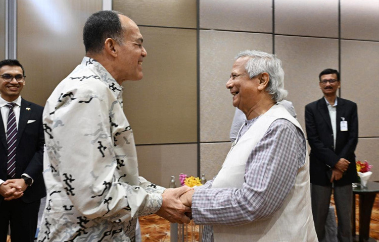 অন্তর্বর্তী সরকারের প্রধান উপদেষ্টা অধ্যাপক মুহাম্মদ ইউনূসের সঙ্গে সৌজন্য সাক্ষাৎ করেছেন মালয়েশিয়ার শীর্ষ ব্যবসায়ী ও জাতীয় গাড়ি নির্মাতা প্রতিষ্ঠান প্রোটন এবং ইউটিলিটি ও অবকাঠামো কোম্পানি এমএমসি করপোরেশন বেরহাদের মালিক সাইয়েদ মখতার আল বুকহারি। ছবি: প্রেস উইং