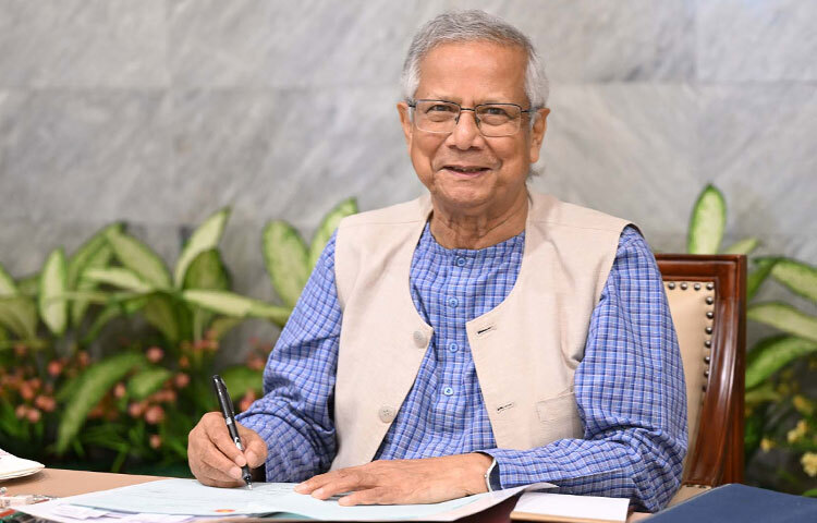 প্রধান উপদেষ্টা প্রফেসর মুহাম্মদ ইউনূস ঢাকায় তেজগাঁওয়ে তার কার্যালয়ে জুলাই জাতীয় সনদ ২০২৫ বাস্তবায়ন আদেশের সারসংক্ষেপ রাষ্ট্রপতির কাছে প্রেরণের পূর্বে স্বাক্ষর করেন। ছবি: পিআইডি