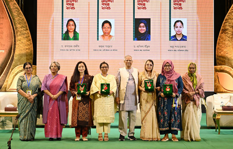 প্রধান উপদেষ্টা প্রফেসর মুহাম্মদ ইউনূসের সঙ্গে ঢাকায় ওসমানী স্মৃতি মিলনায়তনে বেগম রোকেয়া দিবস-২০২৫ উপলক্ষ্যে আয়োজিত অনুষ্ঠানে বেগম রোকেয়া পদক-২০২৫ প্রাপ্তরা ফটোসেশনে অংশ নেন। ছবি: পিআইডি