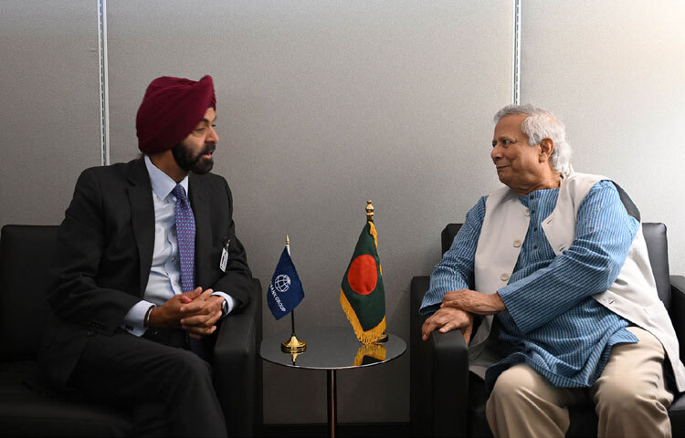 প্রধান উপদেষ্টা প্রফেসর মুহাম্মদ ইউনূসের সঙ্গে নিউইয়র্কে জাতিসংঘ সদরদপ্তরে বিশ্বব্যাংকের প্রেসিডেন্ট অজয় বাঙ্গা সাধারণ পরিষদের ৮০তম অধিবেশনের সাইডলাইনে বৈঠক করেন। ছবি: পিআইডি