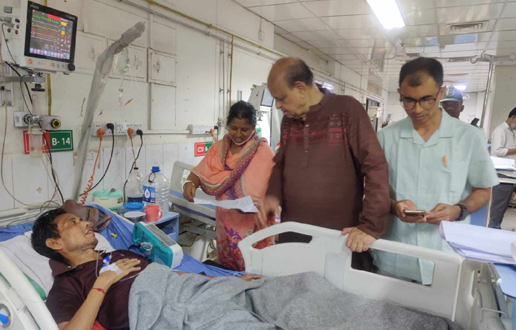 এ সময় ডা. সামন্ত লাল সেন সোহরাওয়ার্দী মেডিকেল কলেজ হাসপাতালের জরুরি সেবা বিভাগ, বিভিন্ন ওয়ার্ড এবং কিচেনসহ জাতীয় হৃদরোগ ইনস্টিটিউটের সিসিইউ (করোনারি কেয়ার ইউনিট) পরিদর্শন করেন। ছবি: আবদুল্লাহ আল মিরাজ