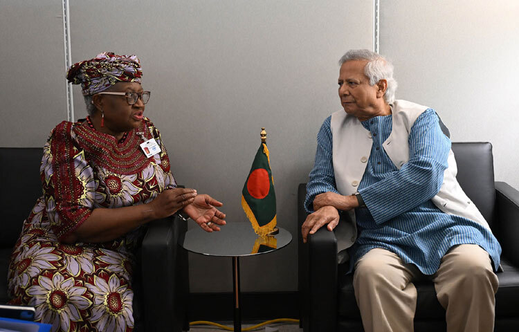 প্রধান উপদেষ্টা প্রফেসর মুহাম্মদ ইউনূসের সঙ্গে নিউইয়র্কে জাতিসংঘ সদরদপ্তরে বিশ্ব বাণিজ্য সংস্থার মহাপরিচালক এনগোজি ওকোনজো-আইওয়ালা সাধারণ পরিষদের ৮০তম অধিবেশনের সাইডলাইনে বৈঠক করেন। ছবি: পিআইডি