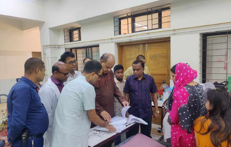 সোহরাওয়ার্দী মেডিকেল কলেজ হাসপাতাল এবং জাতীয় হৃদরোগ ইনস্টিটিউট পরিদর্শনকালে স্বাস্থ্যমন্ত্রী হাসপাতাল দুটিতে দায়িত্বরত চিকিৎসক, নার্স এবং স্বাস্থ্যসেবার সঙ্গে জড়িত কর্মীদের সঙ্গে কথা বলেন। ছবি: আবদুল্লাহ আল মিরাজ