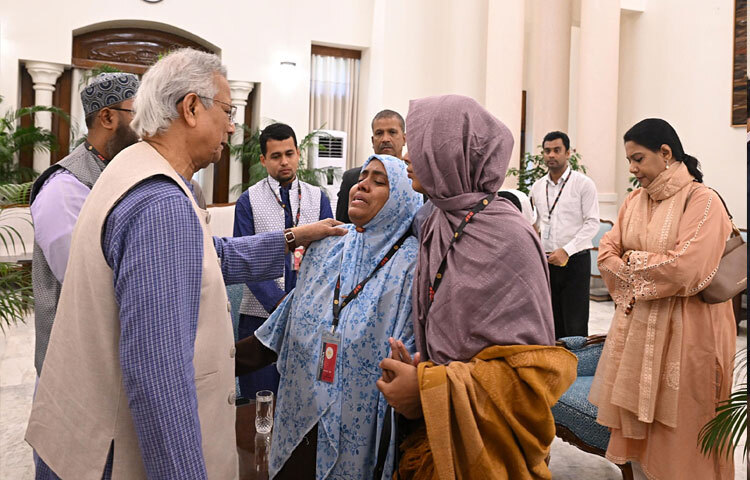 সকালে রাষ্ট্রীয় অতিথি ভবন যমুনায় ওসমান হাদির ভাই আবু বকর সিদ্দীক, বোন মাসুমা এবং ইনকিলাব মঞ্চের তিন নেতা আব্দুল্লাহ আল জাবের, ফাতিমা তাসনিম জুমা ও মো. বোরহান উদ্দিন প্রধান উপদেষ্টার সঙ্গে সাক্ষাৎ করেন। প্রধান উপদেষ্টার সহকারী প্রেস সচিব সুচিস্মিতা তিথি এ তথ্য জানান।