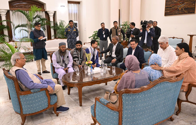 এ সময় আইন উপদেষ্টা আসিফ নজরুল, পরিবেশ, বন ও জলবায়ু উপদেষ্টা রিজওয়ানা হাসান, শিল্প উপদেষ্টা আদিলুর রহমান খান ও জাতীয় নিরাপত্তা উপদেষ্টা খলিলুর রহমান উপস্থিত ছিলেন।