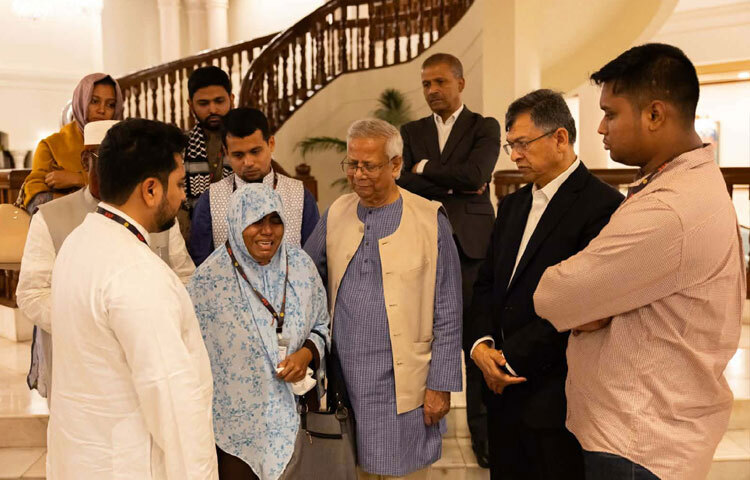 তিনি জানান, ওসমান হাদির সর্বোত্তম চিকিৎসা নিশ্চিতে সরকারের পক্ষ থেকে সব ধরনের ব্যবস্থা নেওয়া হচ্ছে জানিয়ে প্রধান উপদেষ্টা বলেন, সারাদেশ তার জন্য দোয়া করছে। তার সর্বোত্তম চিকিৎসা নিশ্চিতে সবাই চেষ্টা করছে। তার শারীরিক অবস্থা বিবেচনায় যদি দেশের বাইরে পাঠাতে হয়, যেখানে পাঠানোর প্রয়োজন হবে সরকার সেখানেই তার চিকিৎসার ব্যবস্থা করবে।