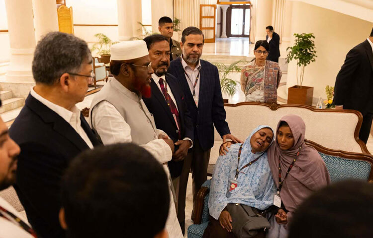 ওসমান হাদির বোন বলেন, সে ছোটবেলা থেকেই দেশকে মনেপ্রাণে ভালোবাসতো। ছোটবেলা থেকেই সে বিপ্লবী। বিদ্রোহী কবিতা তার প্রিয়, সে বিদ্রোহী কবিতা আবৃত্তি করতে ভালোবাসতো। তার একটি ১০ মাসের সন্তান আছে। হাদি আমাদের মেরুদণ্ড। ওর অনেক কাজ, ওকে বেঁচে থাকতে হবে। আপনারা বিপ্লবী সরকার, যে করেই হোক জুলাই বিপ্লবীদের বাঁচিয়ে রাখবে হবে। তা না হলে এদেশের স্বাধীনতা, সার্বভৌমত্ব হুমকিতে পড়বে।