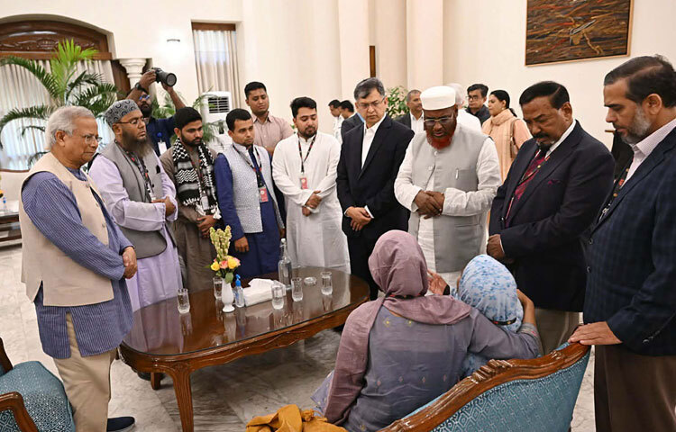 অপরাধীকে দ্রুততম সময়ের মধ্যে গ্রেফতারের দাবি জানিয়ে ইনকিলাব মঞ্চের নেতা জাবের বলেন, ৫ই আগস্টের পর অনেকে বাসায় ফিরে গিয়েছিল। ওসমান হাদি বাসায় ফিরে যায়নি। সে জুলাই বিপ্লবকে ধারণ করতো এবং জুলাই বিপ্লবের জন্য দিনরাত কাজ করতো। যে ছেলেটা গুলি করেছে, শুনতে পাচ্ছি সে একটি মামলায় গ্রেফতার হয়েছিল। কোন প্রক্রিয়ায় সে জামিন পেয়েছে সেটা তদন্ত করুন।