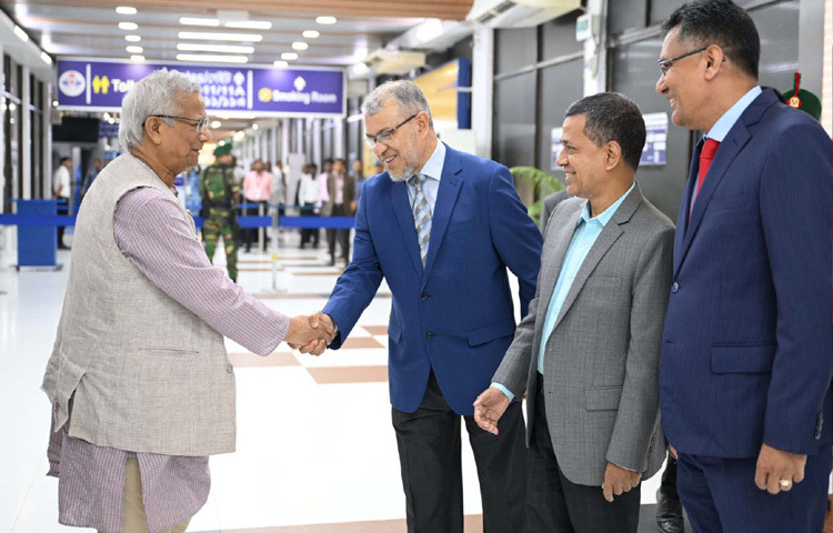 প্রধান উপদেষ্টা প্রফেসর মুহাম্মদ ইউনূস জাপানে চার দিনের সরকারি সফর শেষে আজ হযরত শাহজালাল আন্তর্জাতিক বিমানবন্দরে পৌঁছালে মন্ত্রিপরিষদ সচিব ড. শেখ আব্দুর রশীদ তাকে স্বাগত জানান। ছবি: পিআইডি