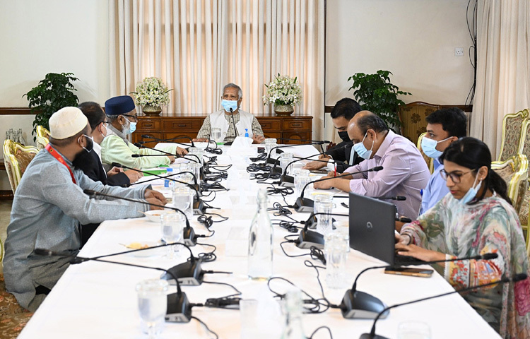 চলতি বছরের হজ ব্যবস্থাপনা সুষ্ঠুভাবে সম্পন্ন করায় ধর্ম মন্ত্রণালয়সহ সংশ্লিষ্টদের অভিনন্দন জানিয়েছেন প্রধান উপদেষ্টা প্রফেসর মুহাম্মদ ইউনুস। ছবি: সিএ প্রেস উইং