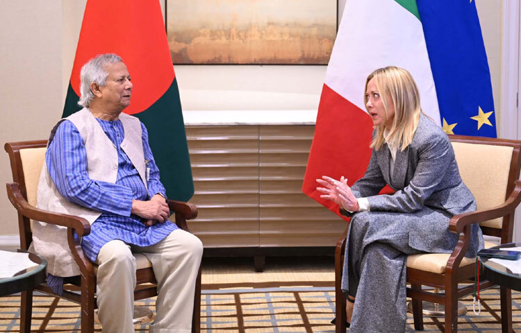 প্রধান উপদেষ্টা প্রফেসর মুহাম্মদ ইউনূসের সঙ্গে নিউইয়র্কের পেনিনসুলা হোটেলে সাক্ষাৎ করেন ইতালির প্রধানমন্ত্রী জর্জিয়া মেলোনি। ছবি: পিআইডি