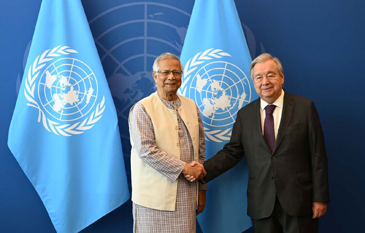 প্রধান উপদেষ্টা প্রফেসর মুহাম্মদ ইউনূসের সঙ্গে নিউইয়র্কে জাতিসংঘের সদরদপ্তরে সাক্ষাৎ করেন সংস্থাটির মহাসচিব আন্তোনিও গুতেরেস। ছবি: পিআইডি