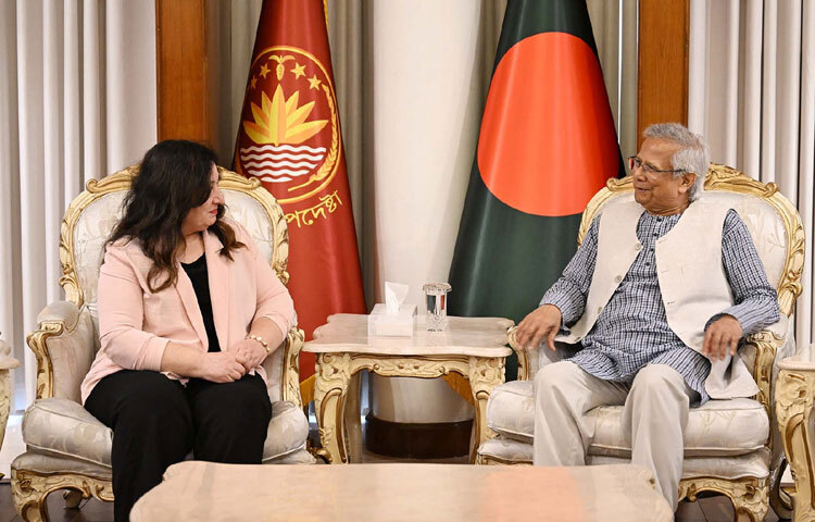 প্রধান উপদেষ্টা প্রফেসর মুহাম্মদ ইউনূসের সঙ্গে ঢাকায় রাষ্ট্রীয় অতিথি ভবন যমুনায় সাক্ষাৎ করে সিনেটর সালমা আতাউল্লাহজান এর নেতৃত্বে সাত সদস্যের কানাডিয়ান সংসদীয় প্রতিনিধিদল। ছবি: পিআইডি