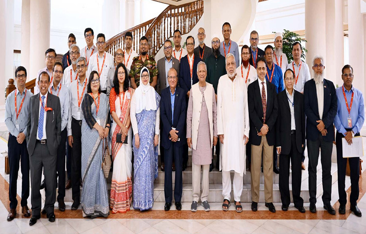 ঢাকায় রাষ্ট্রীয় অতিথি ভবন যমুনায় প্রধান উপদেষ্টা প্রফেসর মুহাম্মদ ইউনূসের সঙ্গে বিদ্যুৎ, জ্বালানি ও খনিজ সম্পদ মন্ত্রণালয়, সড়ক পরিবহন ও সেতু মন্ত্রণালয় এবং রেলপথ মন্ত্রণালয়ের কর্মকর্তারা বৈঠক শেষে ফটোসেশনে অংশ নেন। ছবি: পিআইডি