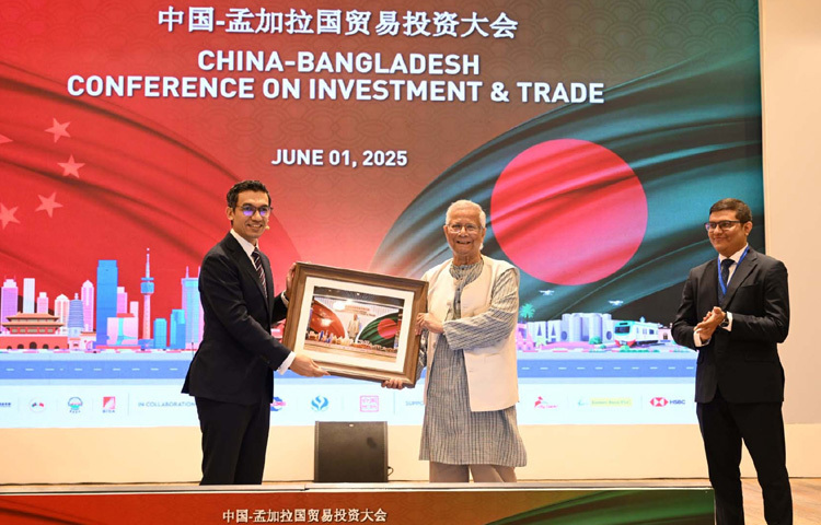 প্রধান উপদেষ্টা প্রফেসর মুহাম্মদ ইউনূসকে ঢাকায় আগারগাঁওয়ে বিডা কার্যালয়ে বিনিয়োগ ও বাণিজ্য বিষয়ক চীন-বাংলাদেশ সম্মেলনে বিডার নির্বাহী চেয়ারম্যান চৌধুরী আশিক মাহমুদ বিন হারুন একটি প্রতিকৃতির আলোকচিত্র উপহার দেন। ছবি: পিআইডি