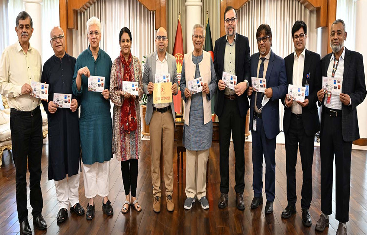 ঢাকায় রাষ্ট্রীয় অতিথি ভবন যমুনায় জুলাই গণ-অভ্যুত্থান দিবস উপলক্ষ্যে উদ্বোধনী খাম এবং জুলাই স্মারক ডাকটিকিট উন্মোচন করেন প্রধান উপদেষ্টা প্রফেসর মুহাম্মদ ইউনূস। ছবি: পিআইডি
