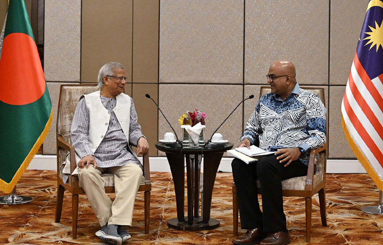 প্রধান উপদেষ্টা প্রফেসর মুহাম্মদ ইউনূসের সঙ্গে মালয়েশিয়ার কুয়ালালামপুরে তার হোটেল কক্ষে সাক্ষাৎ করেন ফোরাম এশিয়ার চেয়ারপারসন জেরাল্ড জোসেফ। ছবি: পিআইডি