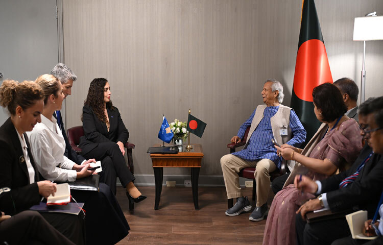 জাতিসংঘের সাধারণ পরিষদের ৮০তম অধিবেশনের সাইডলাইনে কসোভোর প্রেসিডেন্ট ড. ভজোসা ওসমানী সাদিরু এর সঙ্গে বৈঠক করেন প্রধান উপদেষ্টা প্রফেসর মুহাম্মদ ইউনূস। ছবি: পিআইডি
